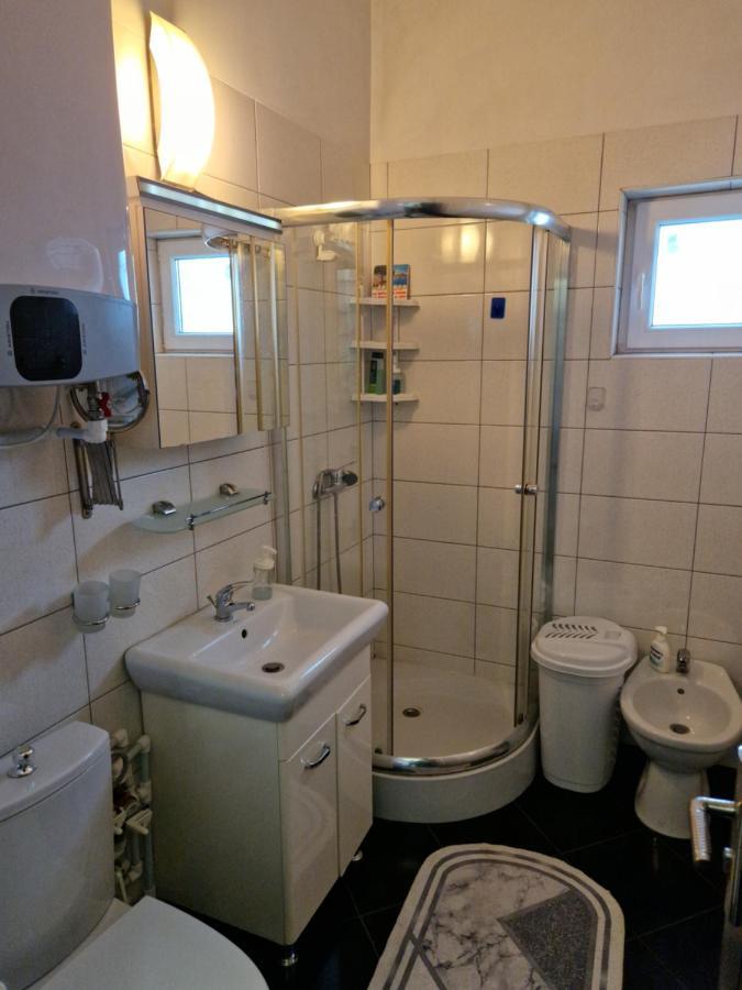 Charming Apartment With Private Terrace 布加勒斯特 外观 照片